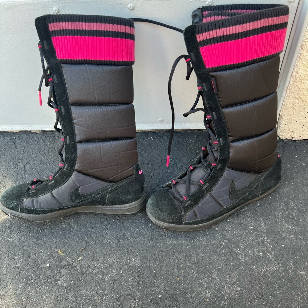 Nike Women's Winter Boots in Black and Pink